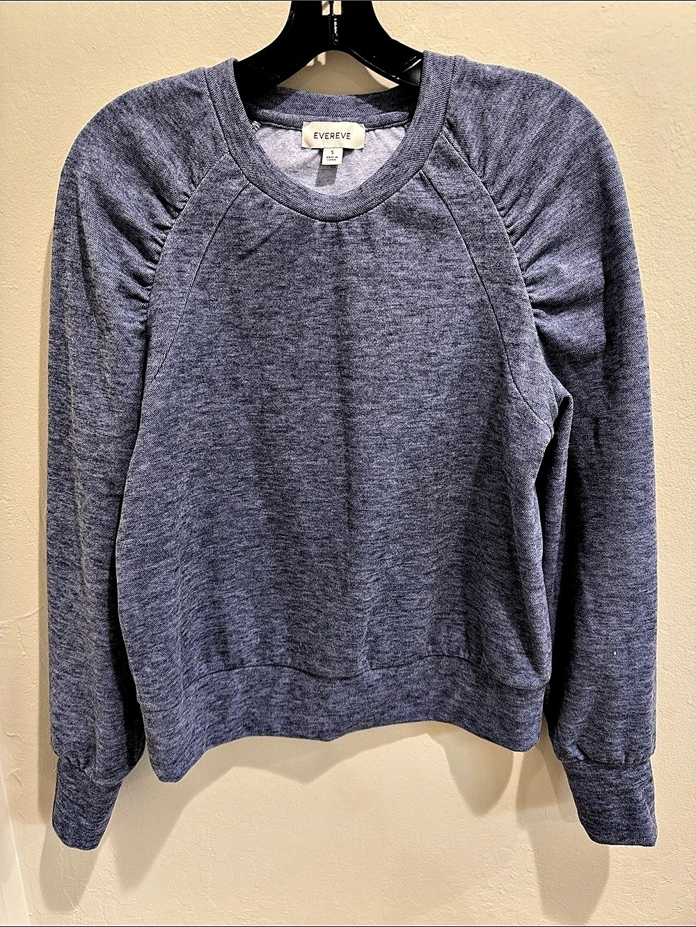 EVEREVE Ruched Shoulder top/Sweatshirt in Blue Size Small